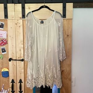 White, lace CalStyle top